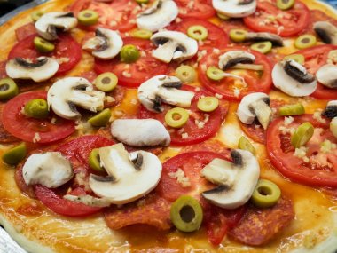  Pizza. Mantar, domates, zeytin