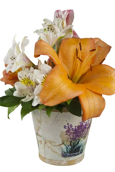 Buquê de flores em uma cesta — Fotografia de Stock