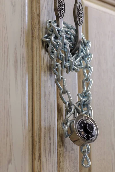 Vintage dveře zamčené řetězem a visacím zámkem — Stock fotografie