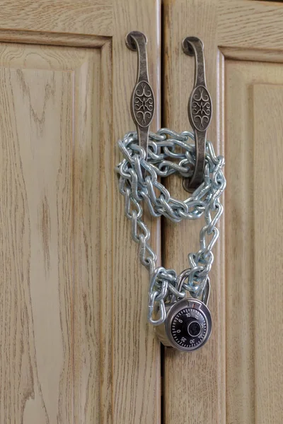 Винтажная дверь заперта с цепью и замком — стоковое фото