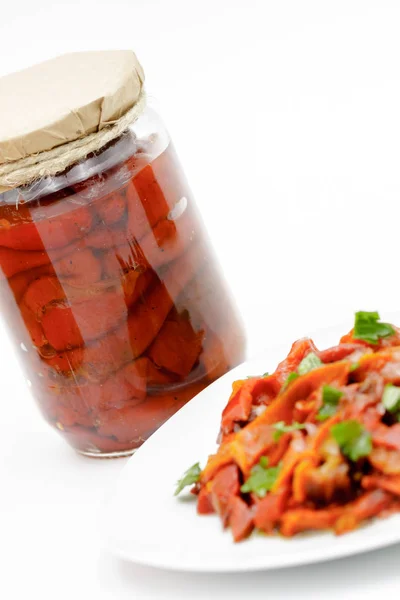 Garneer van geroosterde rode paprika 's met peterselie — Stockfoto