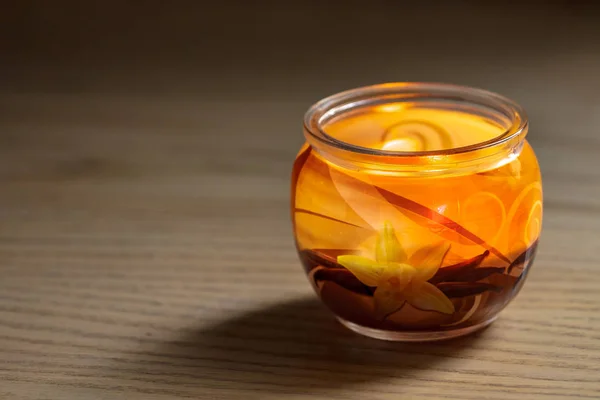 Candela aromatica in un barattolo di vetro — Foto Stock