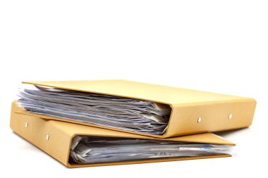 Belgeleri saklamak ve arşivlemek için mukavva klasörler. Sığ alan derinliğine sahip seçici odak.