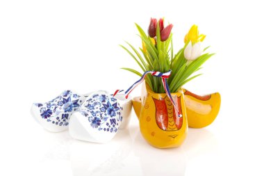 Lale ile tipik Hollanda tahta ayakkabı