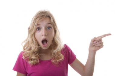 Genç genç kız sana bir şey beyaz arka plan üzerinde gösteriyor