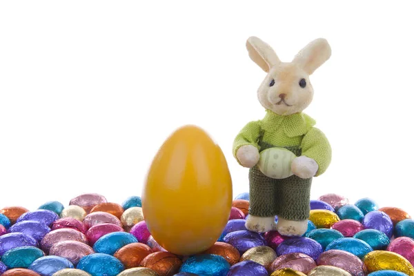 Bunte Ostereier Und Hase Auf Weißem Hintergrund — Stockfoto