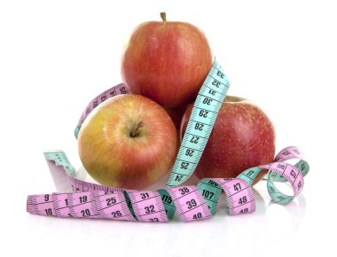 Beyaz arka planda mezura ve taze çilek içeren diyet manzarası