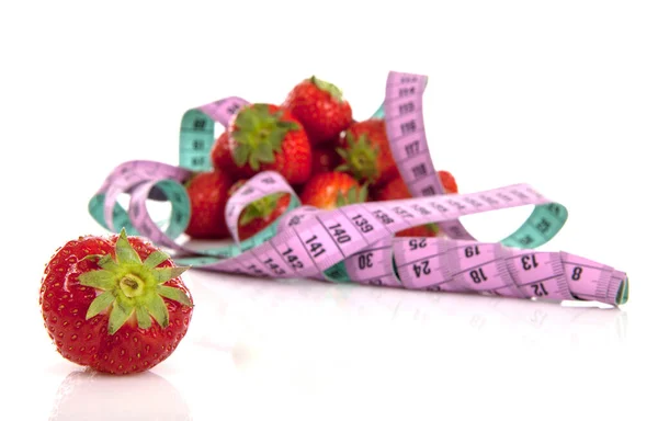 Paisaje Dieta Con Cinta Métrica Fresas Frescas Sobre Fondo Blanco — Foto de Stock