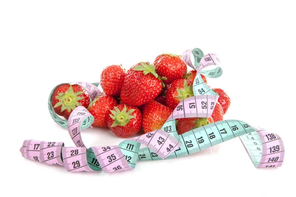 Διατροφή Τοπίο Ταινία Μέτρησης Και Φρέσκες Φράουλες Λευκό Φόντο — Φωτογραφία Αρχείου
