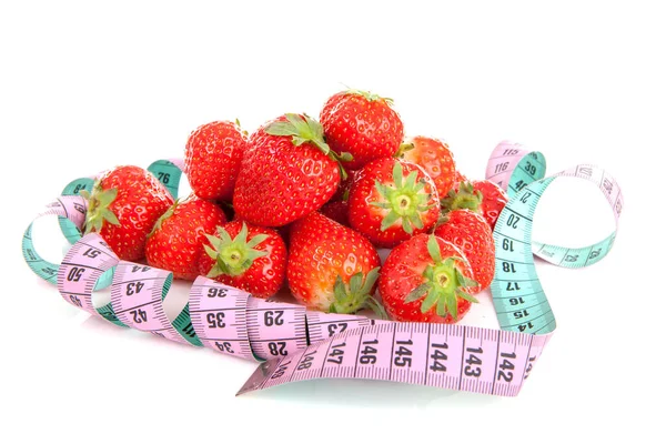 Diät Landschaft Mit Maßband Und Frischen Erdbeeren Vor Weißem Hintergrund — Stockfoto
