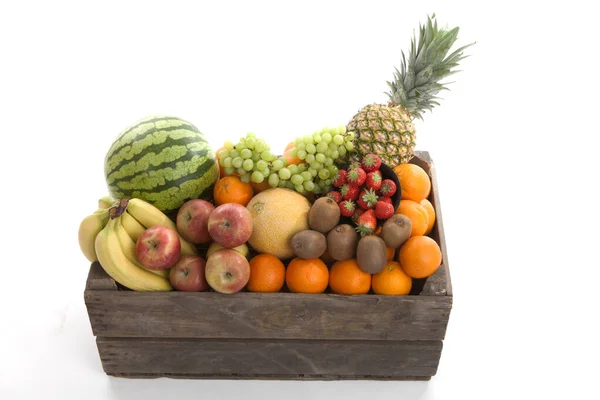 Houten Mand Gevuld Met Vers Fruit Witte Ondergrond — Stockfoto