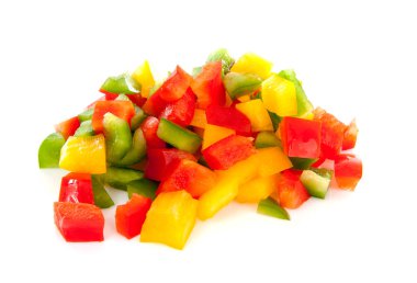 Beyaz arka plan üzerinde çeşitli renklerde doğranmış taze kırmızı biber yığını