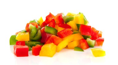 Beyaz arka planda taze doğranmış kırmızı biber yığını