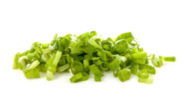 Beyaz arka planda taze doğranmış taze soğan yığını