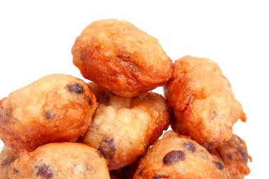 Kızarmış donut topları beyaz arka planda tipik Hollanda olieboleni olarak da bilinir.