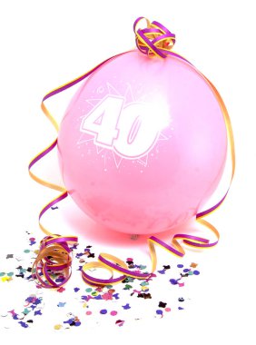 Kırkıncı yaş günü için beyaz zemin üzerinde pembe parti balonu