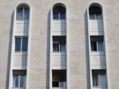 Binanın ön cephesi