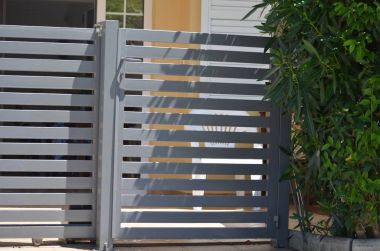 ev için metal geçit