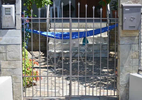 Металлические ворота для частного дома — стоковое фото