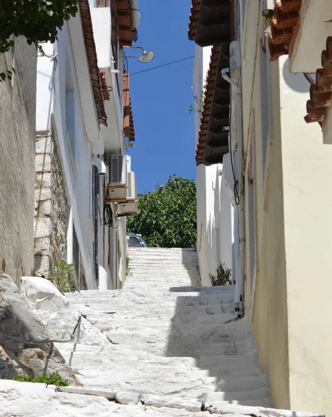 Skiathos griechische Insel Straße Treppe Ansicht lizenzfreie Stockfotos