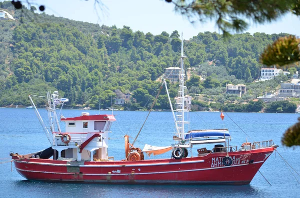 Loď v portu řeckého ostrova Skiathos — Stock fotografie