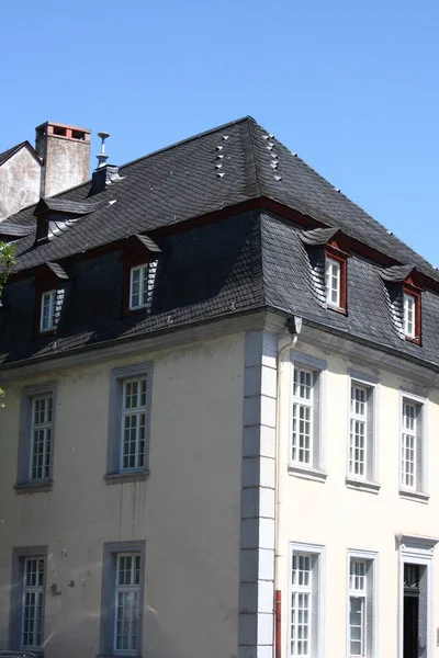 Telhado Ardósia Com Janelas Dormers — Fotografia de Stock