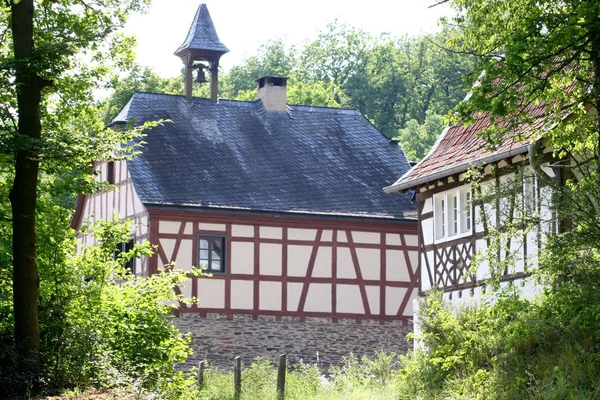 Une Ancienne Belle Maison Colombages Rénovée Avec Des Arbres Arrière — Photo