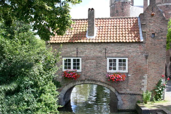 Romantisch Huis Met Boog Een Waterloop — Stockfoto