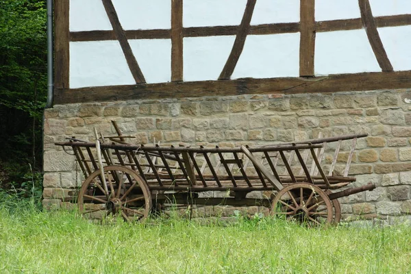 Een Historische Kar Geparkeerd Voor Een Vakwerkhuis — Stockfoto