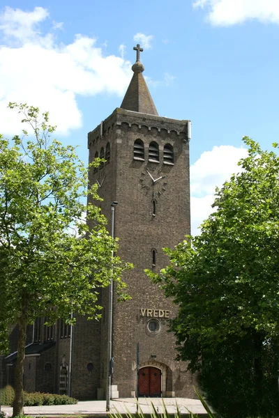 背景の青い空と印象的な教会の塔 — ストック写真