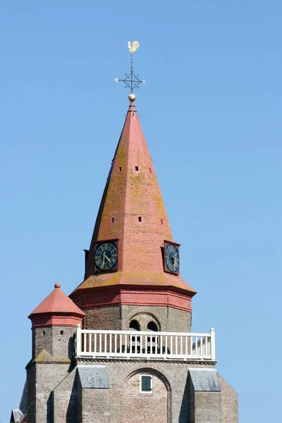 背景の青い空と赤い塔 — ストック写真