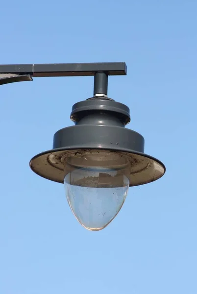 Een Versierde Straat Lamp Blauwe Hemel Achtergrond — Stockfoto