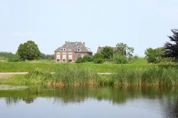 Solitario Vecchia Casa Con Corpo Acqua Primo Piano — Foto Stock