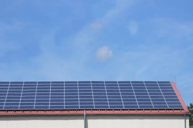 bir fabrika bina çatı güneş panelleri 