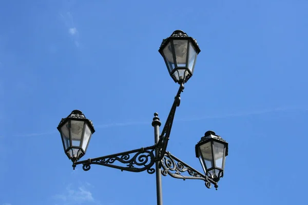 Luz Calle Con Tres Lámparas Cielo Azul Fondo — Foto de Stock