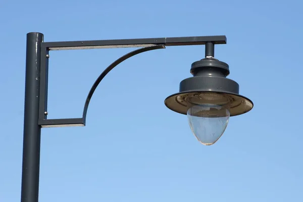 Een Versierde Straat Lamp Blauwe Hemel Achtergrond — Stockfoto