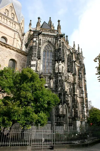 Seitenansicht Einer Kirche Mit Statuen Der Fassade — Stockfoto