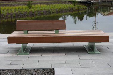 nehir içinde belgili tanımlık geçmiş ile modern park bankında