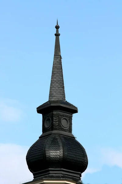 Schöner Kirchturm Mit Blauem Himmel — Stockfoto