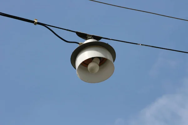 Lampy Uliczne Stalowej Liny Zawieszona Nad Drogą — Zdjęcie stockowe