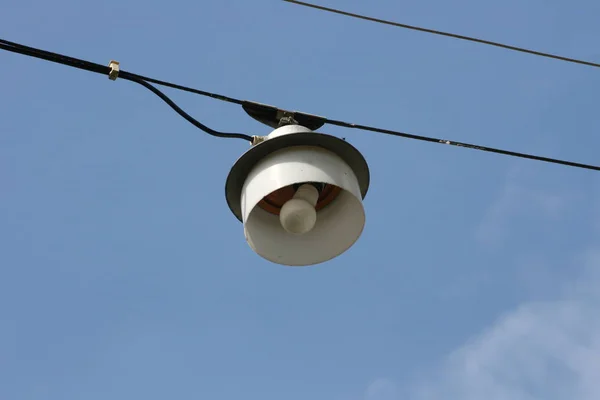 Farola Cable Acero Suspendido Sobre Carretera —  Fotos de Stock