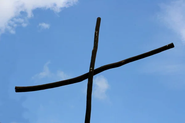 Enkla Trä Kors Med Blå Himmel Bakgrunden — Stockfoto