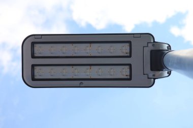 Arka planda mavi gökyüzü olan bir sokak lambası.