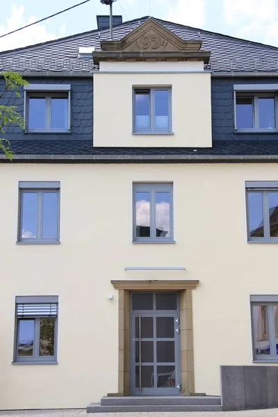 Una Fachada Casa Con Ventanas Grises Año — Foto de Stock