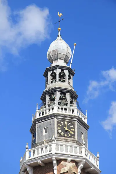 Церковь Башня Красивыми Часами Голубое Небо Заднем Плане — стоковое фото