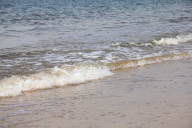 Beyaz köpük dalgaları Deniz yüzeyinde yuvarlanıyor 