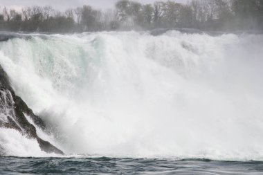Sprey köpüklü beyaz şelale 