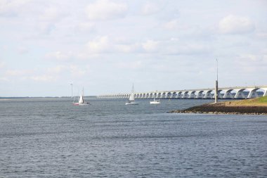 Zeeland köprüsü Hollanda 'daki en uzun köprüdür.