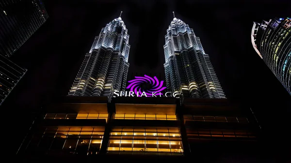 Petronas Towers Kuala Lumpur's nachts — Stockfoto