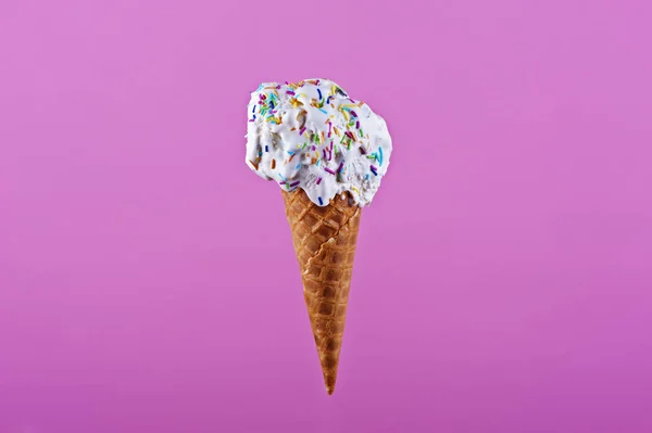 Dondurma gofret koni pembe bir arka plan üzerinde